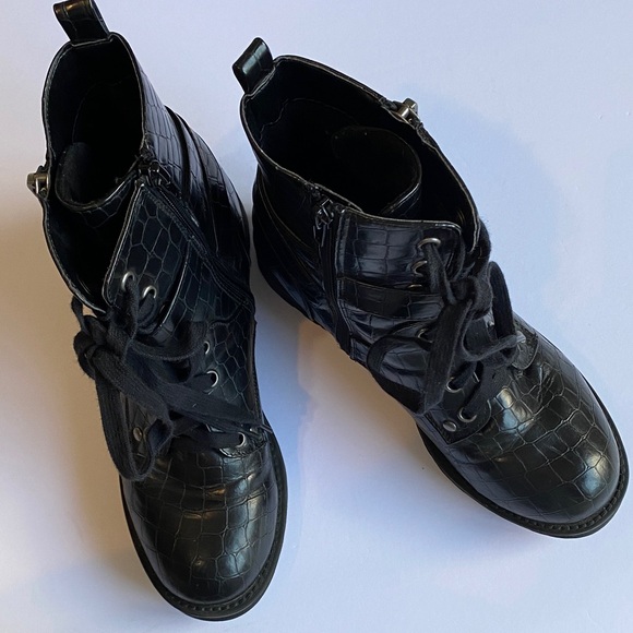 Mia Marcell Shoes - Mia Marcell Faux Crocodile-Embossed Leather Women's Ankle Boots [Grunge]